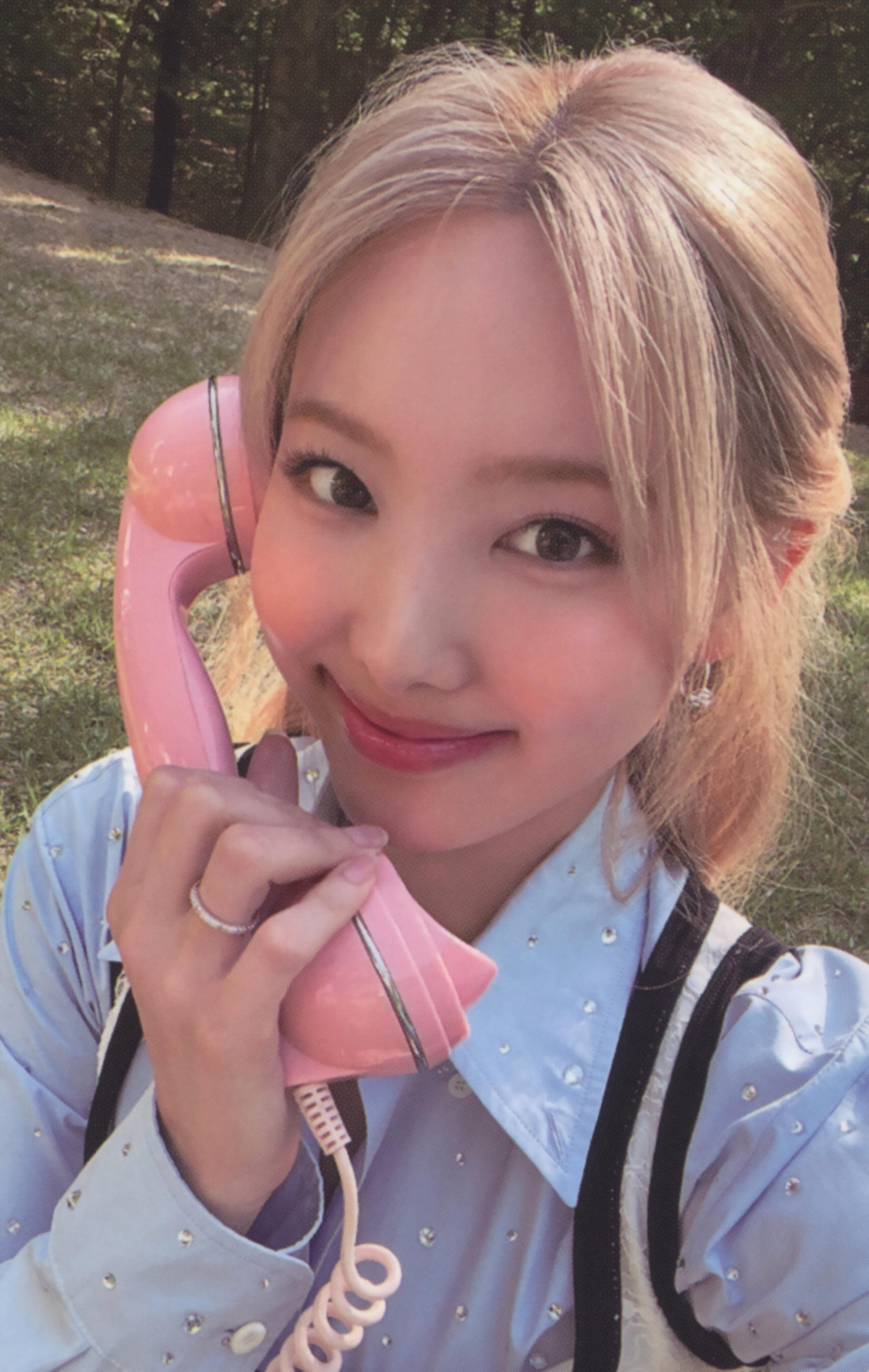 TWICE ナヨンが魅せる“無敵クロムネイル”。韓国発フィンガー