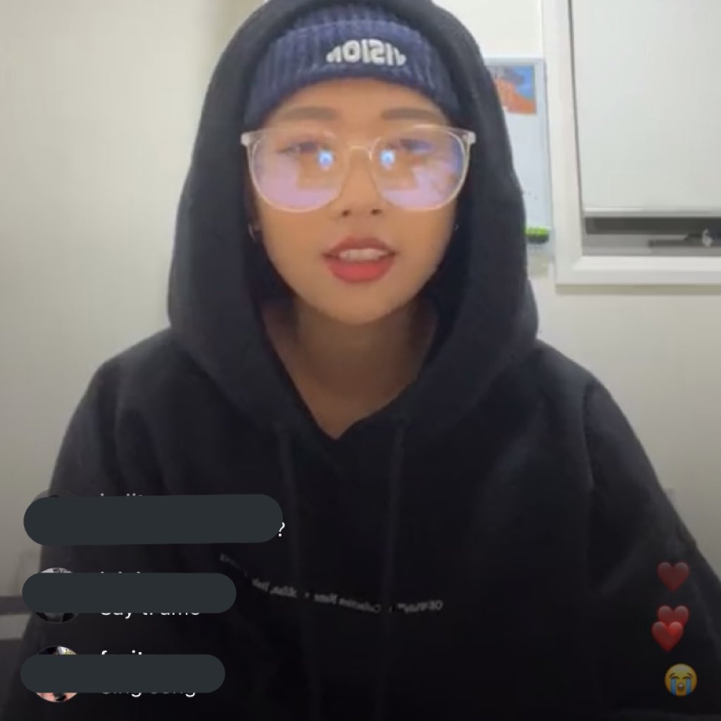 naurnotchan's tweet photo. knew it looked familiar.. bang chan gave his hoodie to hannah it seems like THATS CUTE 🥺 (might or might not be) https://t.co/SZ6xIEeyUb