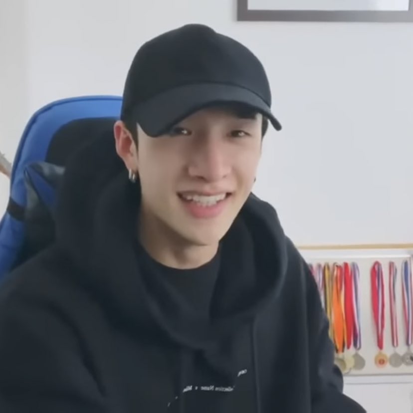 naurnotchan's tweet photo. knew it looked familiar.. bang chan gave his hoodie to hannah it seems like THATS CUTE 🥺 (might or might not be) https://t.co/SZ6xIEeyUb