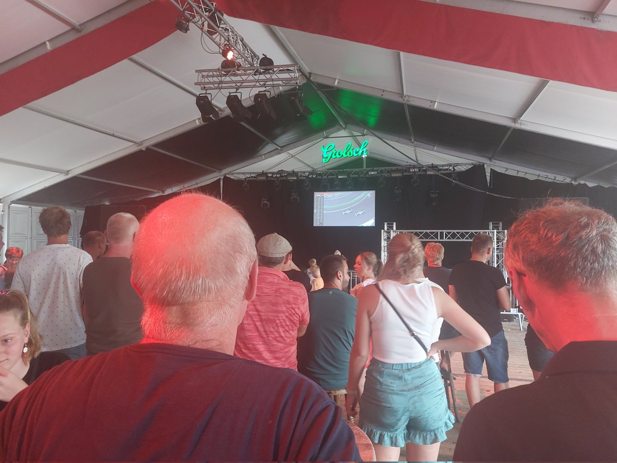grollemansie's tweet photo. 2 dingen tegelijk #feesttent #F1 ππΊ https://t.co/NzdiD8pc2S