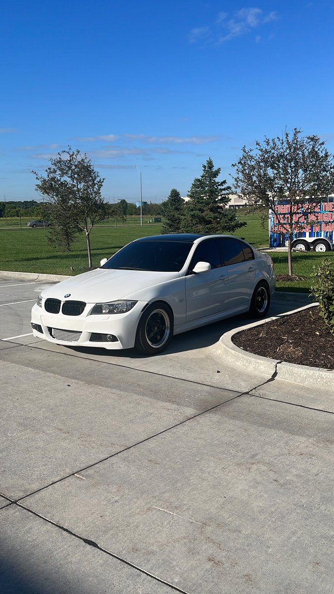 30FFobia's tweet photo. american car only meet so i came early to take one of the good spots #GermanExcellence https://t.co/VHuOFKgz8b