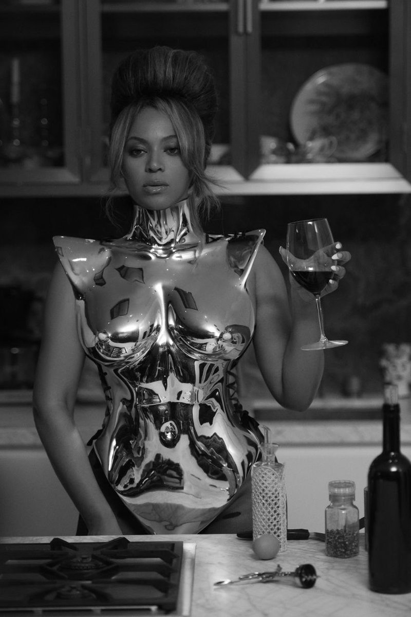 Happy birthday to our very own #AlienSuperstar <a href="/Beyonce/">BEYONCÉ</a> — 👽💫