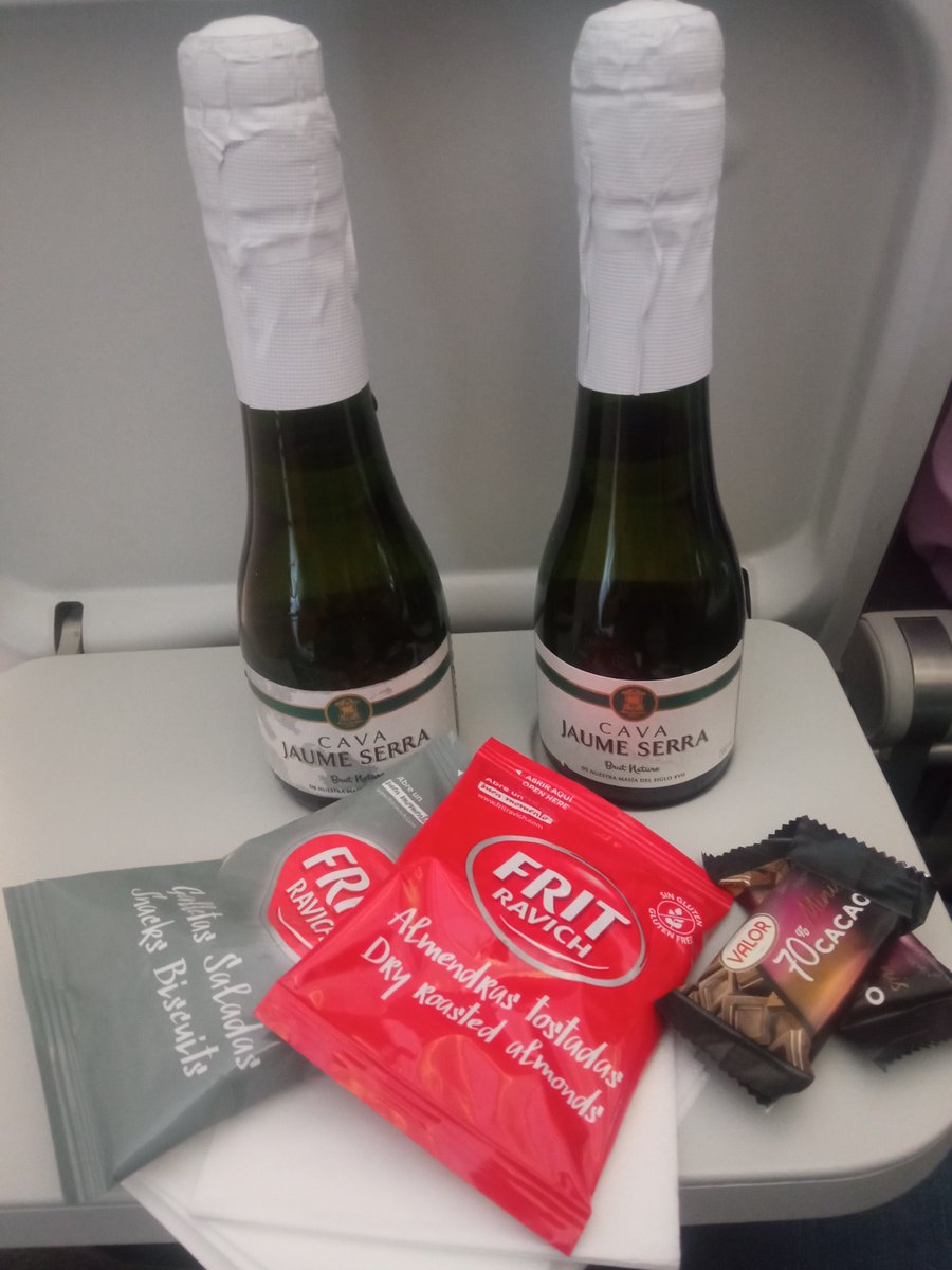 Coubert47's tweet photo. Muchísimas gracias a la tripulación del vuelo de @Iberia Berlín Madrid, no solo por cuidar de nuestros vestido/traje de novia/o, sino también por el obsequio https://t.co/ST7Gg3DStf