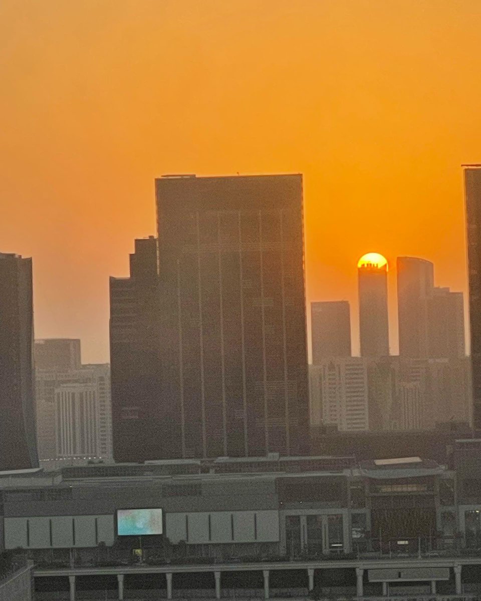 Legio_Mortis_'s tweet photo. If anyone has a doubt how the Earth rotates and tilts here are two pictures one day apart taken at the same time. #Sunset #EarthRotates #EarthIsRound https://t.co/eEuLqXUk1m