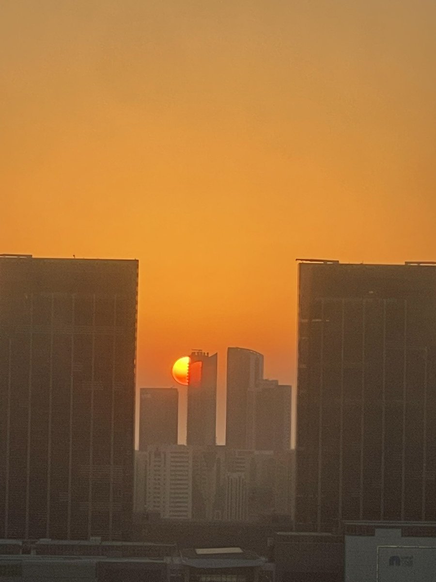 Legio_Mortis_'s tweet photo. If anyone has a doubt how the Earth rotates and tilts here are two pictures one day apart taken at the same time. #Sunset #EarthRotates #EarthIsRound https://t.co/eEuLqXUk1m