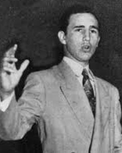 DrRobertoMOjeda's tweet photo. Recordamos hoy el aniversario 77 del ingreso de #Fidel en la Escuela de Derecho de la @UdeLaHabana, bicentenaria institución donde, según sus propias palabras, se hizo martiano, marxista y revolucionario. #Cuba #CubaViveEnSuHistoria #FidelPorSiempre https://t.co/vBsEYClv0Z