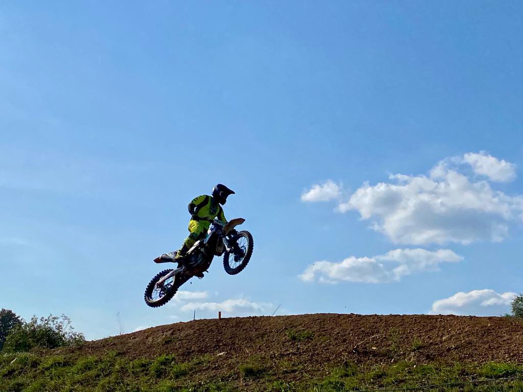 oliverdd's tweet photo. Heute war #Jauer das Zentrum des dt u. euro. Motocross. Die #ADAC MX Masters 2022 fanden auf der bekannten Strecke in der Lausitz statt. Spektakuläre Rennen sorgten für Begeisterung bei tausenden Zuschauern. Dank an MC Jauer und @ADAC Motorsport für perfekte Vorbereitung. https://t.co/NOjILlnSPp