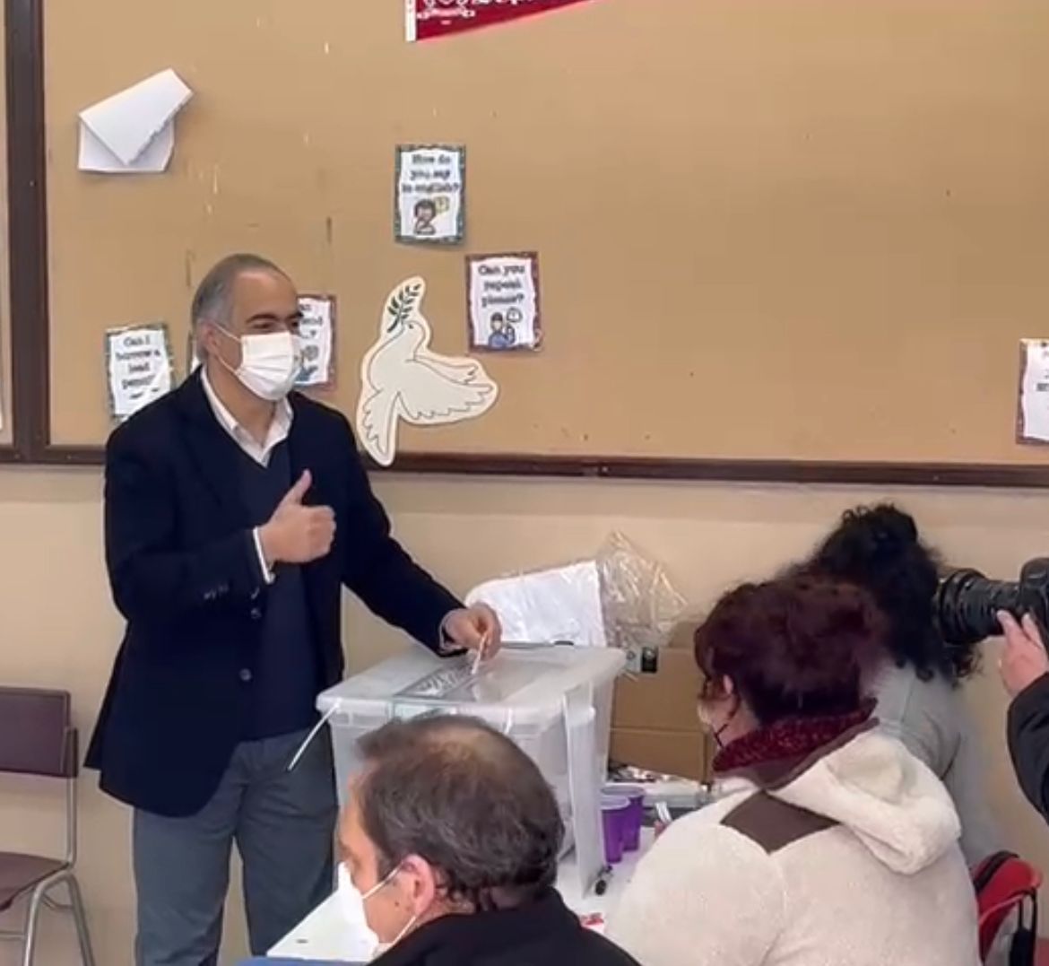 chahuan's tweet photo. Ejerciendo mi derecho y deber cívico en #ViñaDelMar. Con optimismo y contento por la participación ciudadana. Vamos Chile! 🇨🇱 https://t.co/1UBxOdaqgo