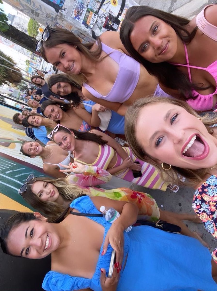 oliviaholtarg's tweet photo. 📸 Olivia Holt con amigas recientemente en Miami en la despedida de soltera de su amiga Bailey Burnham https://t.co/dVJZW440au