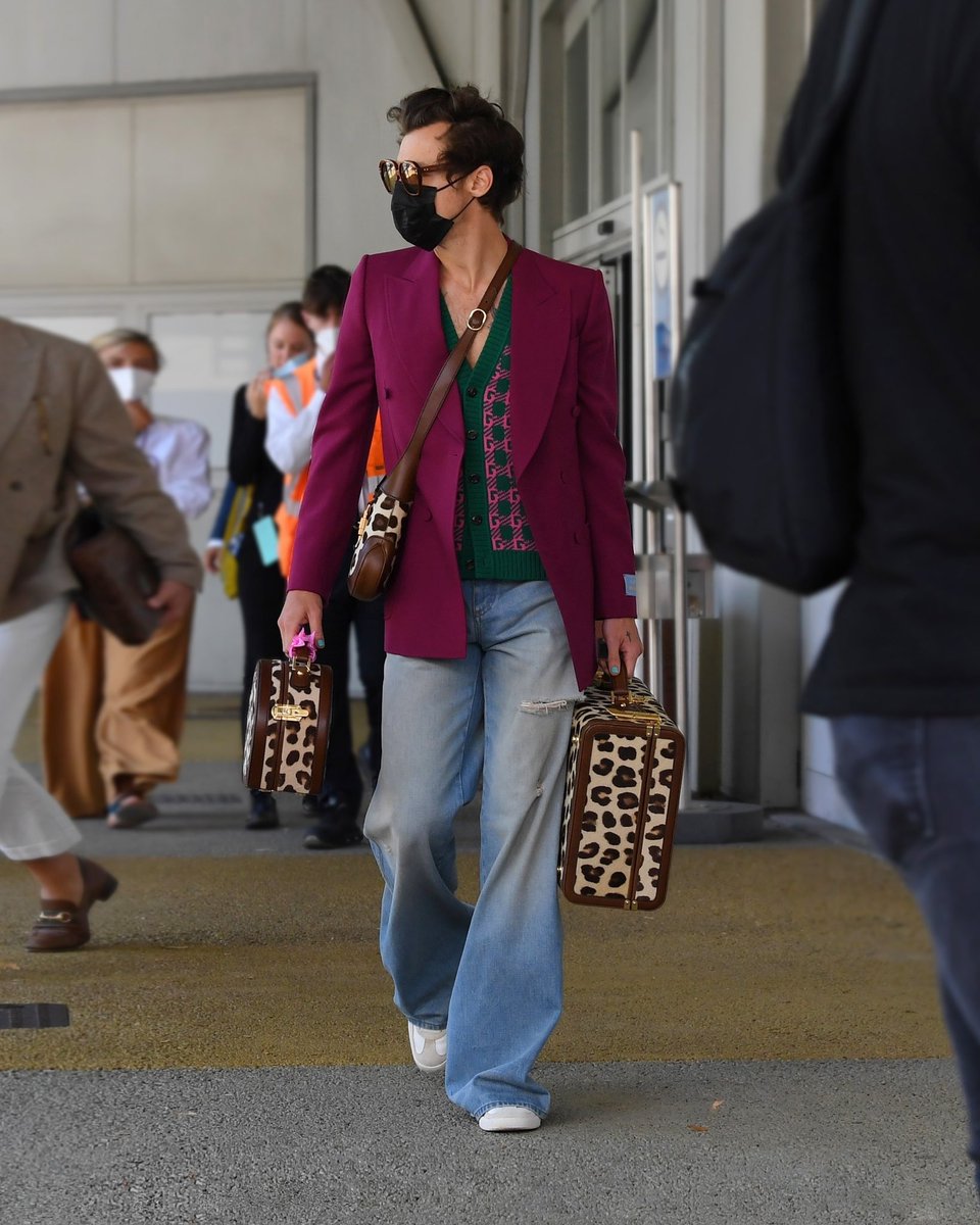 gucci's tweet photo. With leopard Gucci luggage in hand, #HarryStyles arrived in Venice ahead of the premiere of his new film wearing a look from the #GucciHAHAHA collection, which he envisioned with #AlessandroMichele. @Harry_Styles #GucciEyewear #BiennaleCinema2022 #LaBiennaleDiVenezia #Venezia79 https://t.co/94jIa461hM