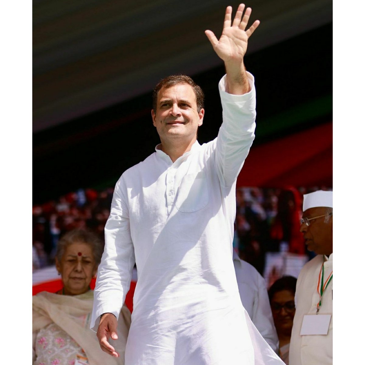 KhulbeRidee's tweet photo. आज हमारा देश जिन मुश्किलों से गुजर रहा है, इसका पूरा श्रेय भाजपा की गैर-जिम्मेदार सरकार को जाता है।
लेकिन हम अपनी जिम्मेदारियों से पीछे नहीं हटेंगे, आम जनता का साथ निभाएंगे, उनकी आवाज बुलंद करेंगे।
@RahulGandhi @Neerajkundan @Kunalsehrawat8 @SolankiSunehari 
#महंगाईपरहल्लाबोलरैली https://t.co/Vc4JnFmVK0