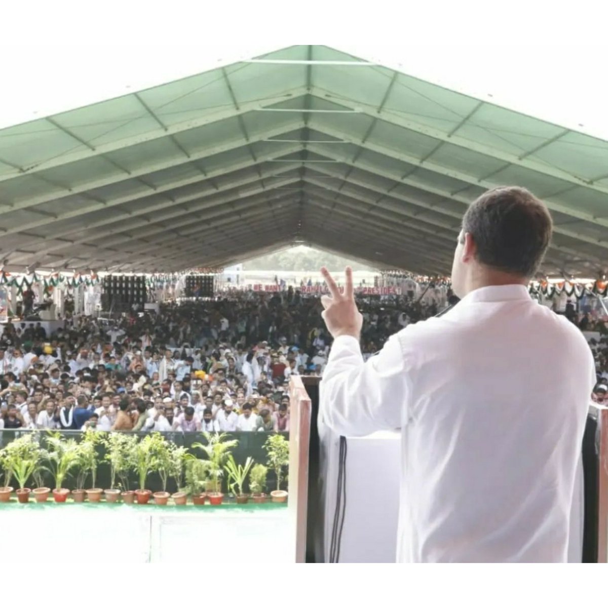 KhulbeRidee's tweet photo. आज हमारा देश जिन मुश्किलों से गुजर रहा है, इसका पूरा श्रेय भाजपा की गैर-जिम्मेदार सरकार को जाता है।
लेकिन हम अपनी जिम्मेदारियों से पीछे नहीं हटेंगे, आम जनता का साथ निभाएंगे, उनकी आवाज बुलंद करेंगे।
@RahulGandhi @Neerajkundan @Kunalsehrawat8 @SolankiSunehari 
#महंगाईपरहल्लाबोलरैली https://t.co/Vc4JnFmVK0