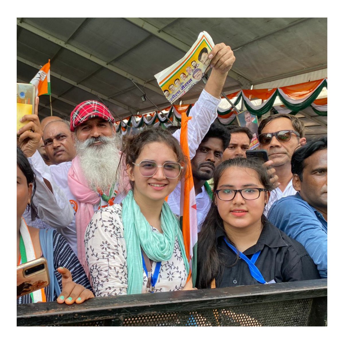 KhulbeRidee's tweet photo. आज हमारा देश जिन मुश्किलों से गुजर रहा है, इसका पूरा श्रेय भाजपा की गैर-जिम्मेदार सरकार को जाता है।
लेकिन हम अपनी जिम्मेदारियों से पीछे नहीं हटेंगे, आम जनता का साथ निभाएंगे, उनकी आवाज बुलंद करेंगे।
@RahulGandhi @Neerajkundan @Kunalsehrawat8 @SolankiSunehari 
#महंगाईपरहल्लाबोलरैली https://t.co/Vc4JnFmVK0
