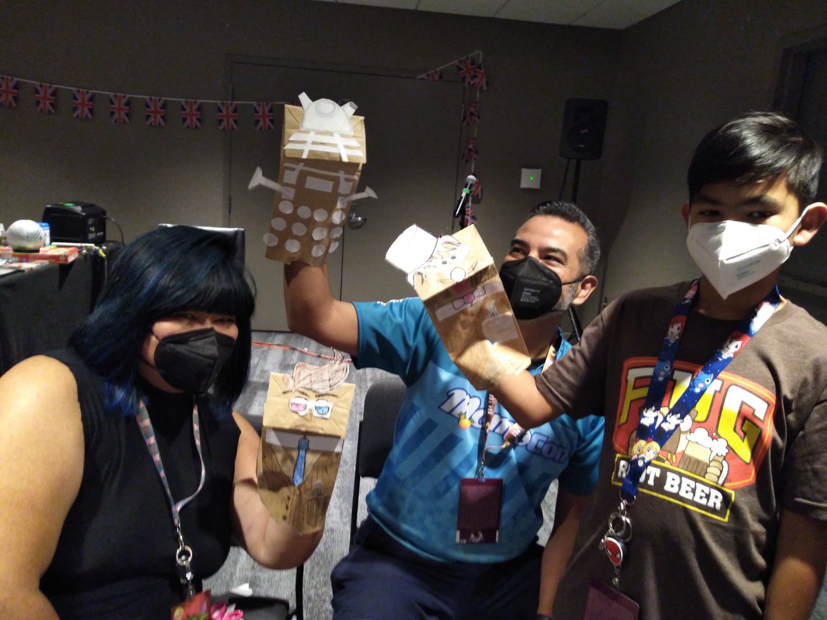 FeltNerdy's tweet photo. Family puppet builders! @brittrack Sunday morning paper bag puppets @DragonCon #doctorwho #puppets #thedoctor #dalek https://t.co/caXx3Wa0bt