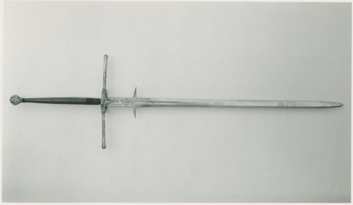 TheArmour's tweet photo. A large #Spadone,

OaL: 63 in/160 cm
Blade Length: 45.1 in/114.6 cm
Width: 17.75 in/45.1 cm
Weight: 6.4 lbs/2863 g

#Venice, #Italy, ca. 1570, housed at the @metmuseum 

#weapons #sword #greatsword #renaissance #themet #metmuseum #art #history https://t.co/jJkEr64WG6