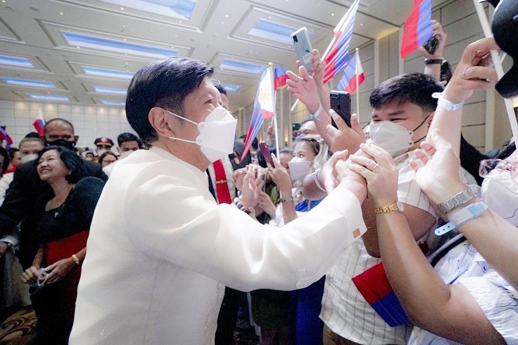 bongbongmarcos's tweet photo. Ibayong galak ang ating nadama sa mainit na pagtanggap ng ating mga kababayang OFWs sa unang araw ng ating state visit sa bansang Indonesia. https://t.co/AQLAjndw5h