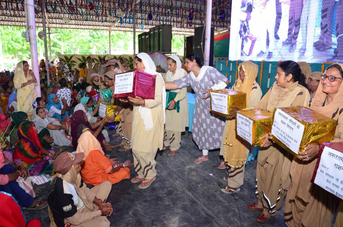 PositivePhilan1's tweet photo. What can be more best way to celebrate the Maha Paropkar Month other than doing welfare works?
To celebrate the ongoing Spiritual September, disciples of Dera Sacha Sauda distributed ration among 32 needy families.
#HumanityIsAlive https://t.co/7VjENh3vNU