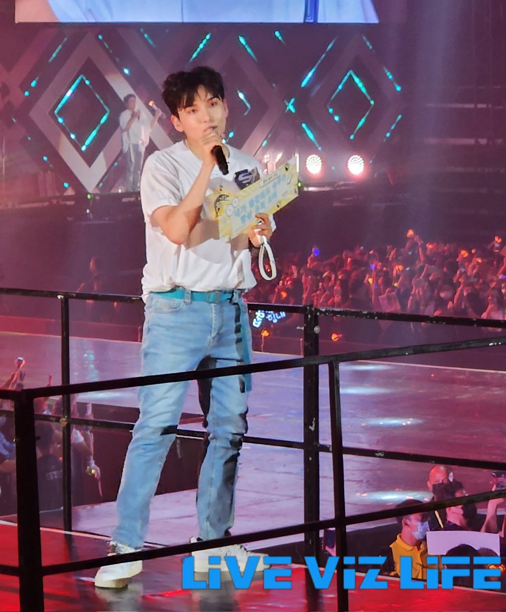 sotonanaz's tweet photo. Ryeowook holding onto the @TrulyELFs hand banner that was  distributed across the stadium~

Glad SJ got the message 🙂💪

#superjunior #슈퍼주니어
#ss9insg #ss9 #ryeowook #fanproject #SUPERSHOW9 #SuperShow9inSingapore https://t.co/DKMmdlQFTu