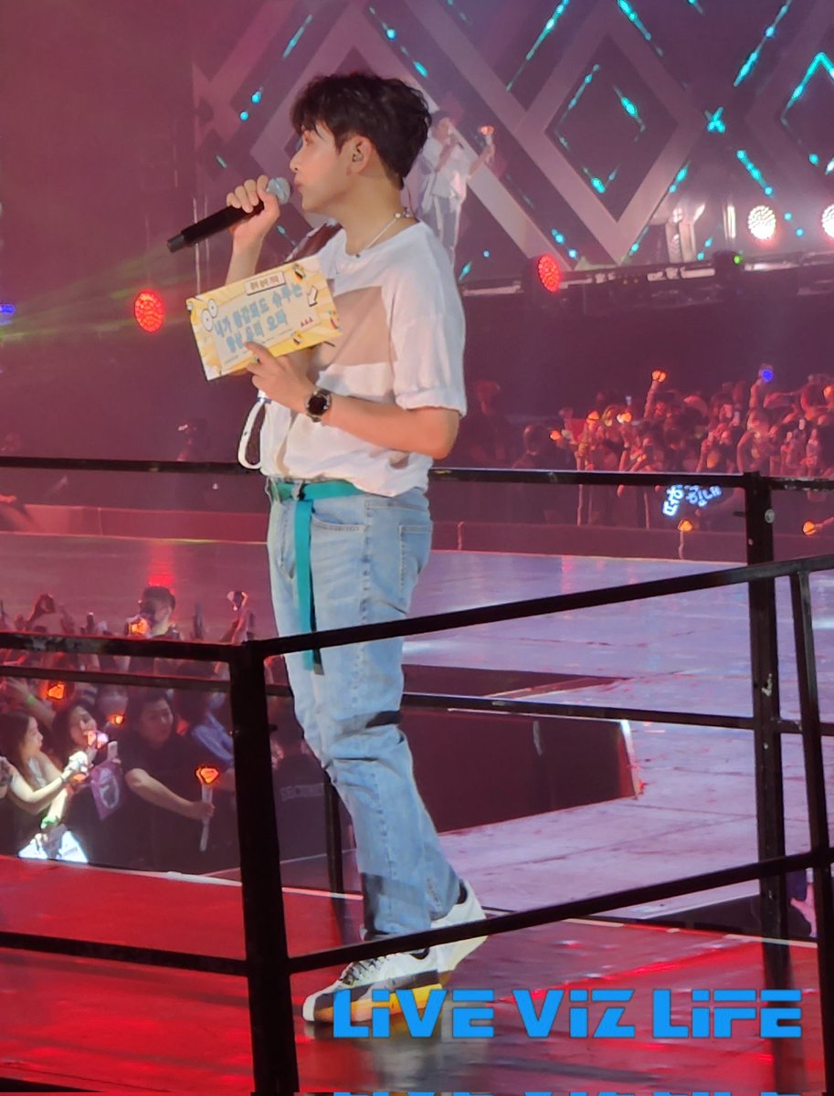 sotonanaz's tweet photo. Ryeowook holding onto the @TrulyELFs hand banner that was  distributed across the stadium~

Glad SJ got the message 🙂💪

#superjunior #슈퍼주니어
#ss9insg #ss9 #ryeowook #fanproject #SUPERSHOW9 #SuperShow9inSingapore https://t.co/DKMmdlQFTu