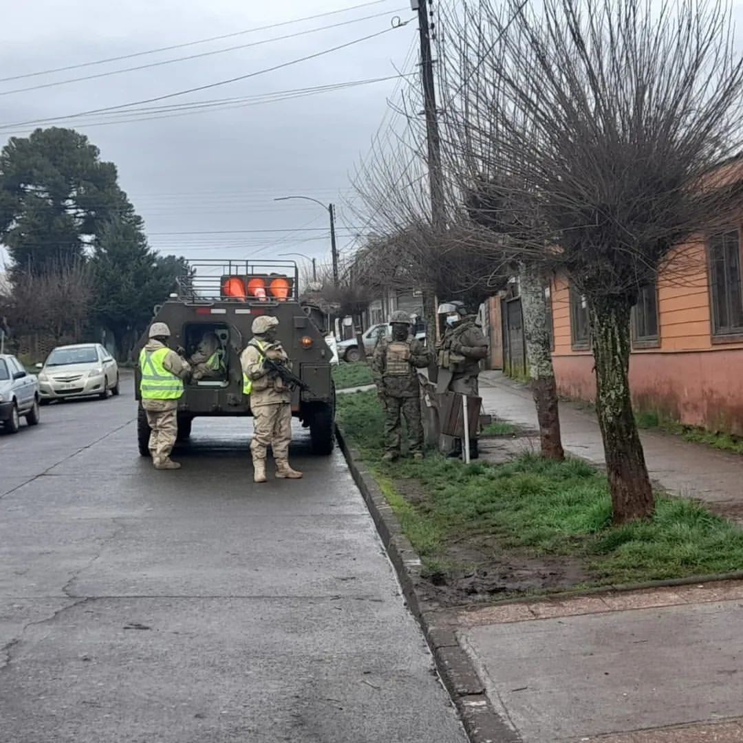 Estos milicos están en todas partes!!! Váyanse a sus unidades y dejen a los peñis tranquilos
#milicosfueradewallmapu
#fueradelaaraucania
#finestadodeexcepcion
#milicosfueradeercilla