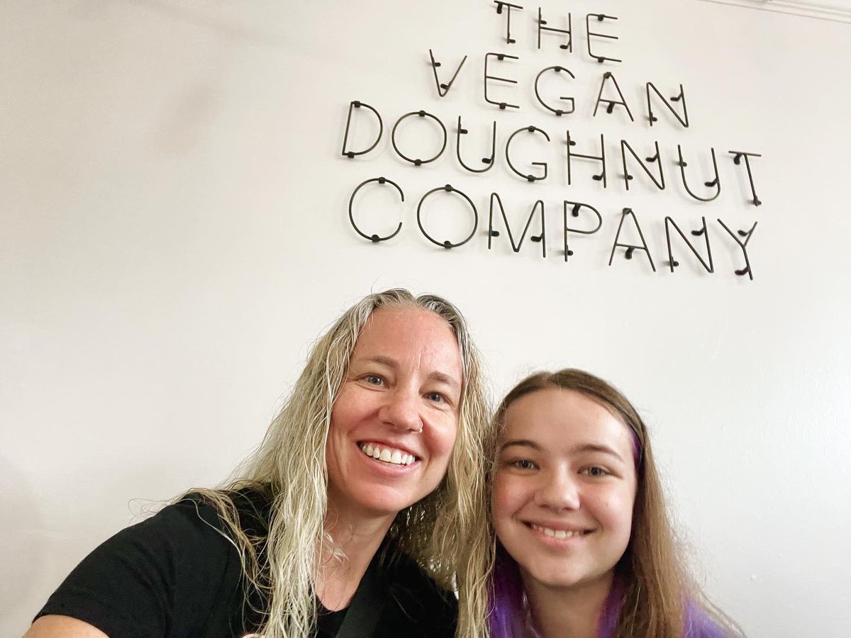 kfay's tweet photo. Alex and I waited in line in the rain this morning to go to the Vegan Doughnut Company! 100% worth it
🍩
Glazed twist
Cookies n cream
Blueberry
Strawberry shortcake
Chocolate sprinkles
Pumpkin
Raspberry
Apple cider https://t.co/4YnckqHoDw