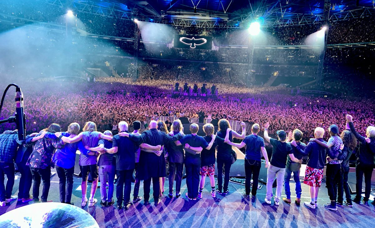 foofighters's tweet image. Thank you for joining us!
#TaylorHawkinsTribute

Photos: 
Marts Augusts
Sean Cox
@oliver_halfin