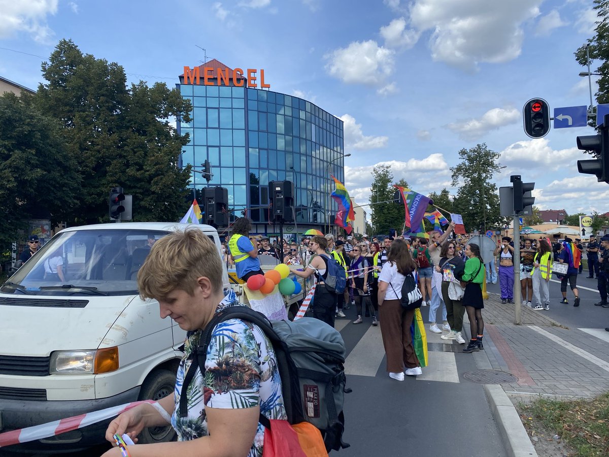 fightforrightua's tweet photo. Thanks to our reporter @_Fab_G   #SłubiceFrankfurtPRIDE and his partner Denis beautiful FFR's flag waved on the holiday of love, pride and inclusion, reminding that people with disabilities have different identities ❤️🧡💛💚💙💜

#DisabilityTwitter #DisabilityPride #Pride #LGBTQ https://t.co/jzwaAOcRqV