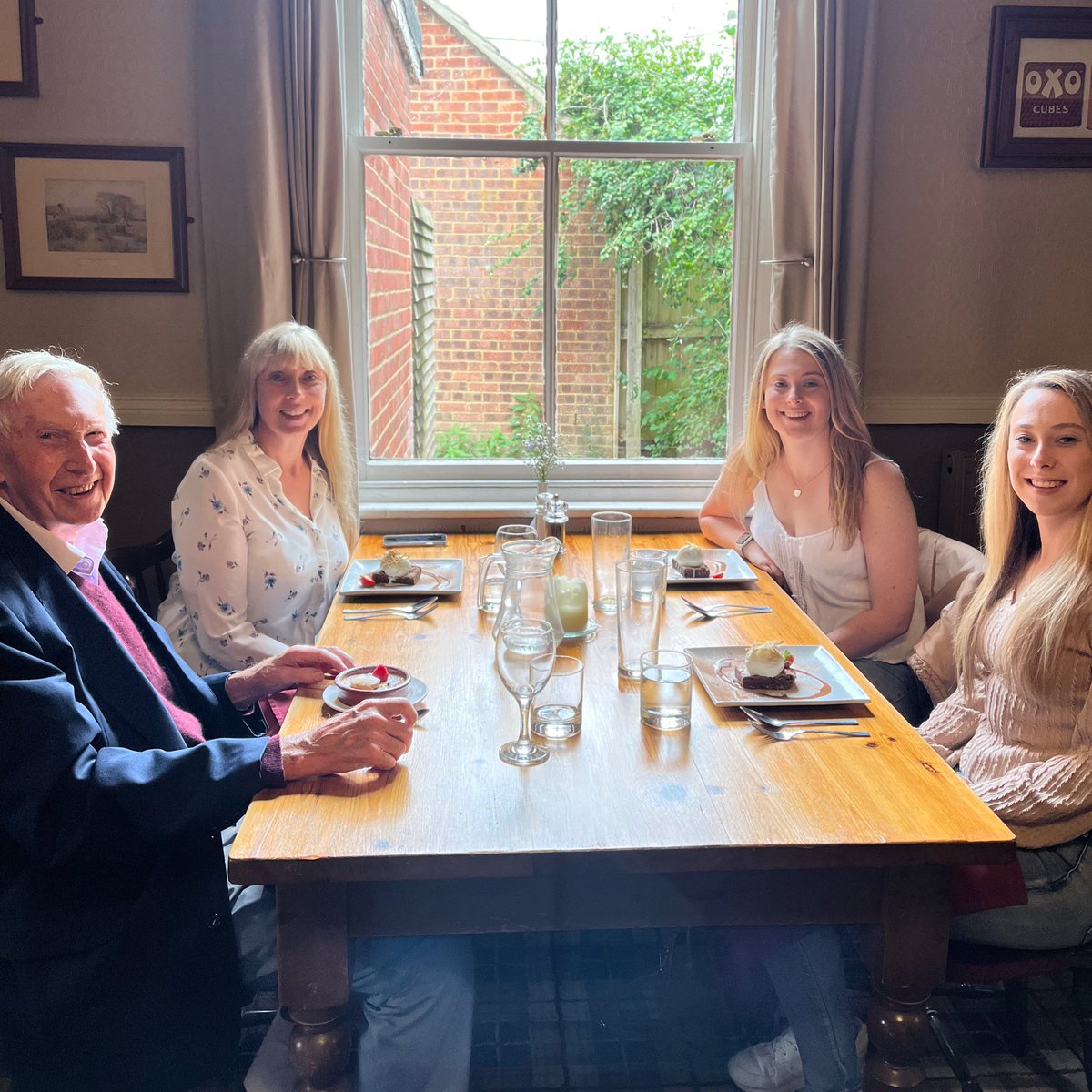 menopausecoach_'s tweet image. A lovely Sunday Lunch out with my Dad and girls today! 🥂🍽🍨❤️

What are you up to this Sunday afternoon?💕

#family #sundaylunch #mealout #food #foodie #familytime