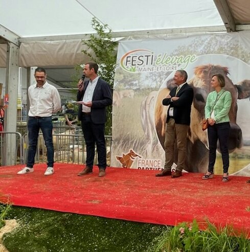 DzL49's tweet photo. Présent a cette nouvelle édition de @FElevage . Bravo aux organisateurs pour avoir relancé l'événement après 2 ans de covid. L'#élevage plus que jamais indispensable a l'équilibre des systèmes agricoles et alimentaire et pour le dynamisme des territoires @ChambagriPdL https://t.co/9190haKo8v