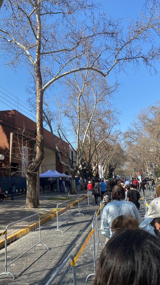 pilyclix's tweet photo. En el colegio @LuisCampino esta repiola!A la mesa 219 vacia, la 217 y 218 con un poco de fila pero ya adentro #votacion #votaciones #VotarApruebo https://t.co/d0JPWpxJNg