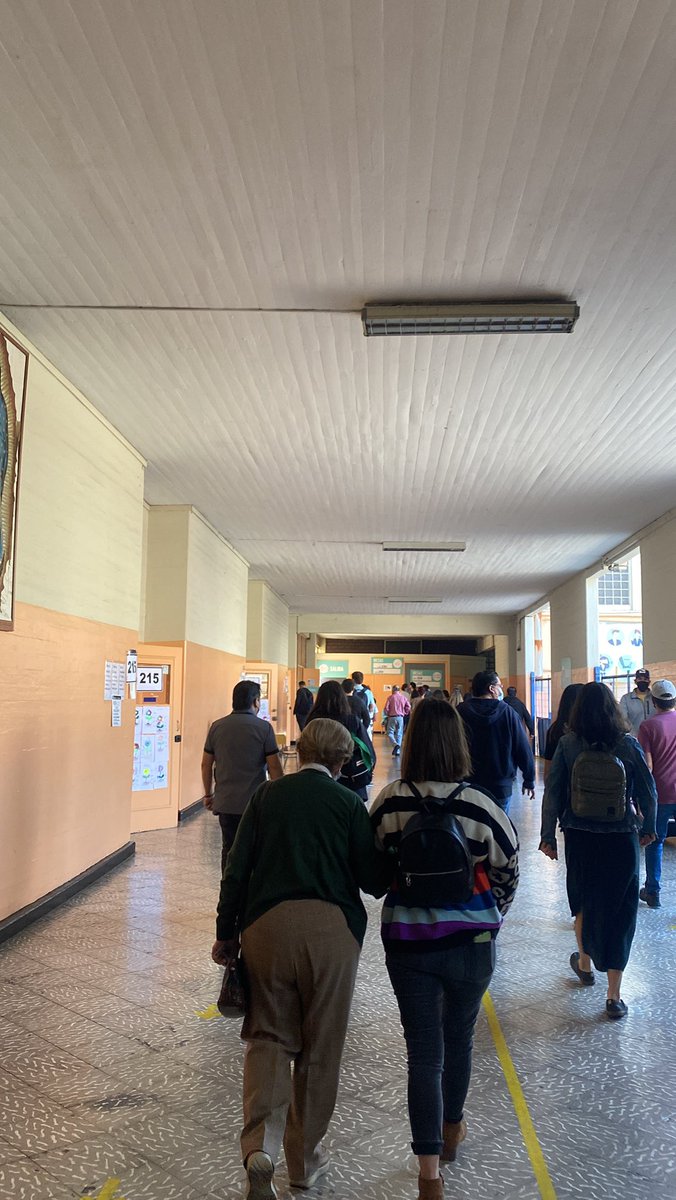 pilyclix's tweet photo. En el colegio @LuisCampino esta repiola!A la mesa 219 vacia, la 217 y 218 con un poco de fila pero ya adentro #votacion #votaciones #VotarApruebo https://t.co/d0JPWpxJNg