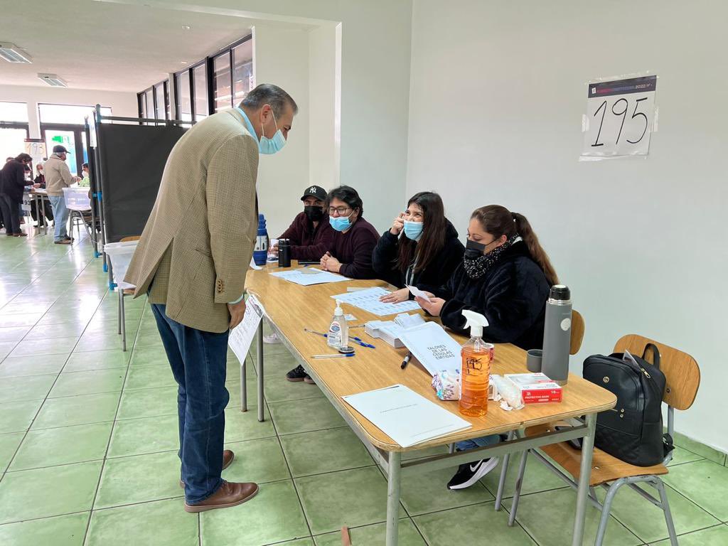 sergiogahona's tweet photo. Con toda la Fe y convicción, el pueblo de Chile hoy decidirá el mejor camino, con sensatez, sentido común y profundo amor por la Patria. En Colegio JM Balmaceda de #LaSerena ejerciendo nuestro deber y derecho a elegir un país mejor y una opción para todos. https://t.co/NURNypJCVH