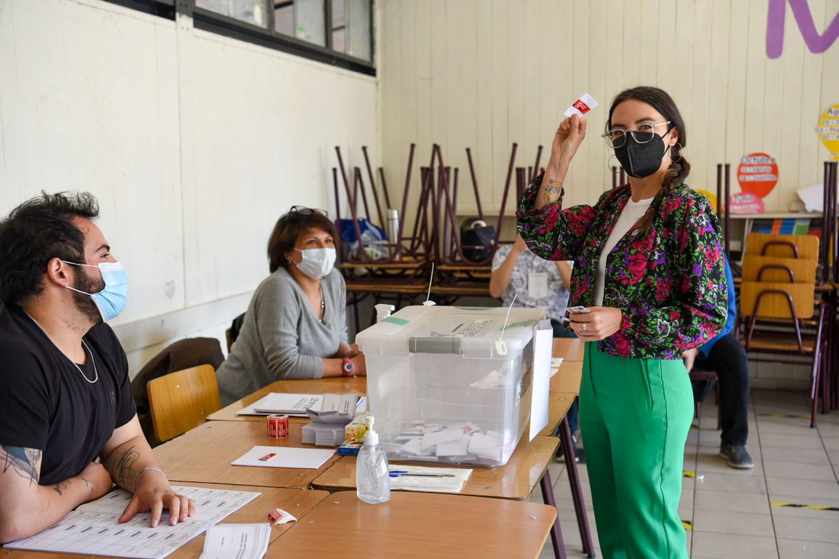 camila_vallejo's tweet photo. ¡Lista con mi voto! 🗳️
Hoy toda la ciudadanía abraza la democracia para decidir el futuro del país. 
Vayamos a las urnas con tranquilidad y alegría, con mascarilla, lápiz pasta azul y cédula de identidad. Participa en este proceso, porque #TuVotoDecide https://t.co/JWiCNThgjx