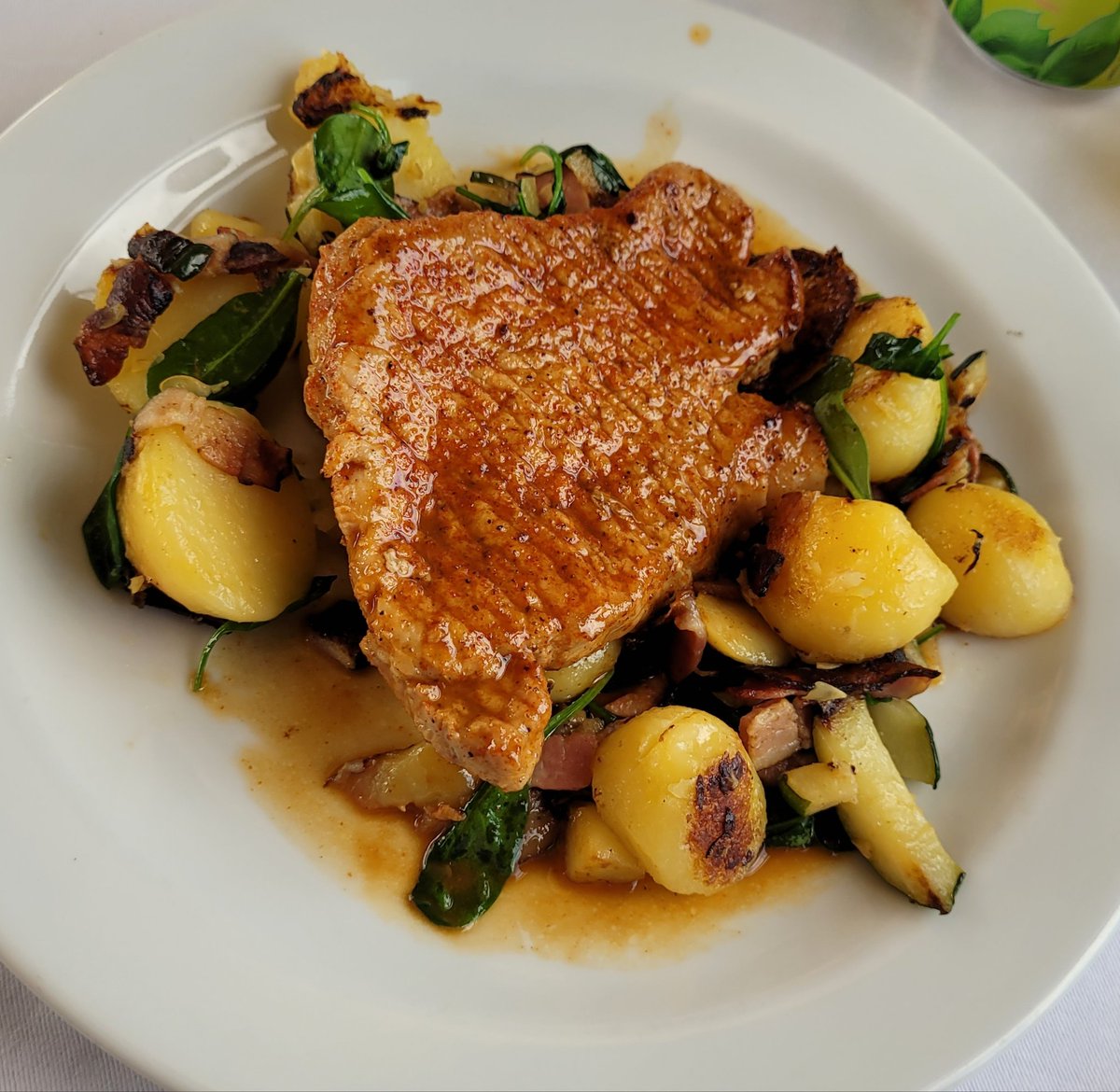 LiskaNaKolejich's tweet photo. Jestli existuje TOP jídlo v současném JLVmenu, je to Vepřová pečeně s restovanou cuketou a špenátem na slanině, opékané brambory. #liskanaobede #ceskedrahy #CDrestaurant #JLV #ochutnej #tochces https://t.co/AAM16aq4G8