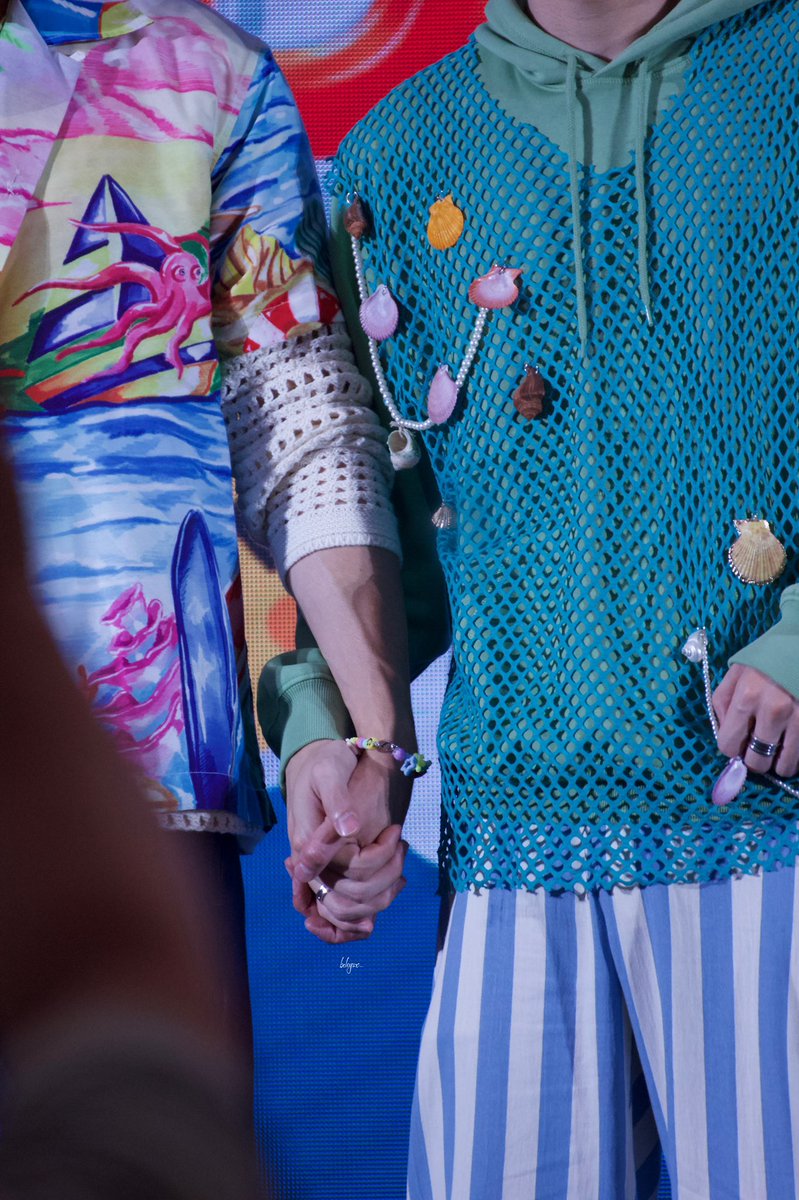 bchyzx_'s tweet photo. จับมือกันไปนานๆเลยนะ น่ารักมากเลย 🖤🤍

#FunDomFanDay2xKaoUp 
#number_9th #uppoompat https://t.co/NpVhgrC0do