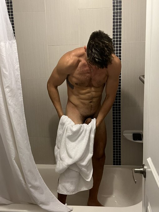 All clean and ready to get dirty 😜 https://t.co/IjH4ZIUhMX<a href="/tag/gym"class="tags"><span>#gym</span></a><a href="/tag/motivation"class="tags"><span>#motivation</span></a><a href="/tag/grind"class="tags"><span>#grind</span></a>