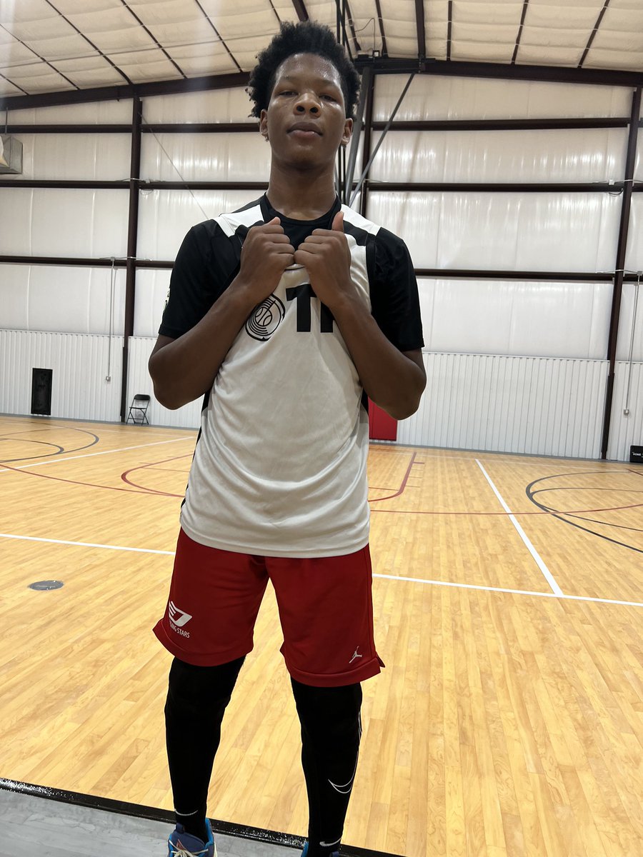 bigsloan32's tweet photo. ‘25 G 6’5 Shelton Henderson (Bellaire HS)- Really is a man child. Can get to any spot he wants to on the floor. Sturdy frame allows him to get physically impose his will offensively. Used ball screens to get to his mid range shot, which looked vastly improved. #SeparationCamp https://t.co/e3gNQXqFFU