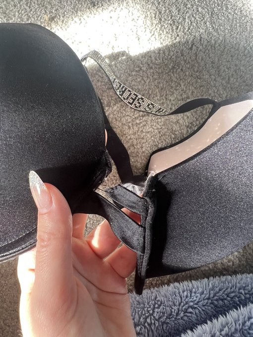 When you spend a ridiculous amount of money on @VictoriasSecret lingerie and it dies after 2 washes 🙃