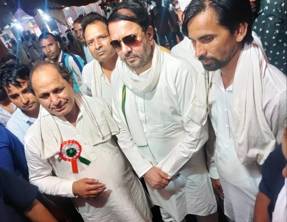 DEVINDERGURJAR1's tweet photo. आज हमारे गांव कोटा खंणडेवला( गुरूग्राम )में बाबा जहारवीर मंदिर भंडारे के अवसर  पर श्री अवतार सिंह भड़ाना। 
श्री अंतराम तवंर । श्री ओमप्रकाश चौटाला एवं 
बहन बबीता नागर आदि उपस्थित रहें ।
सभी जनों का हमारे गांव में पधारने पर  धन्यवाद् 🙏
@AvtarBhadanaMP 
@AnantramTanwar https://t.co/P1tbCxqm2L