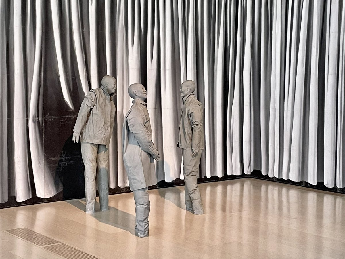 estherk__'s tweet photo. Primera retrospectiva de dibujos de Juan Muñoz y exposición de Ellen Gallagher con Edgar Cleijne en el @centrobotin #Santander https://t.co/jDBwz37UGt