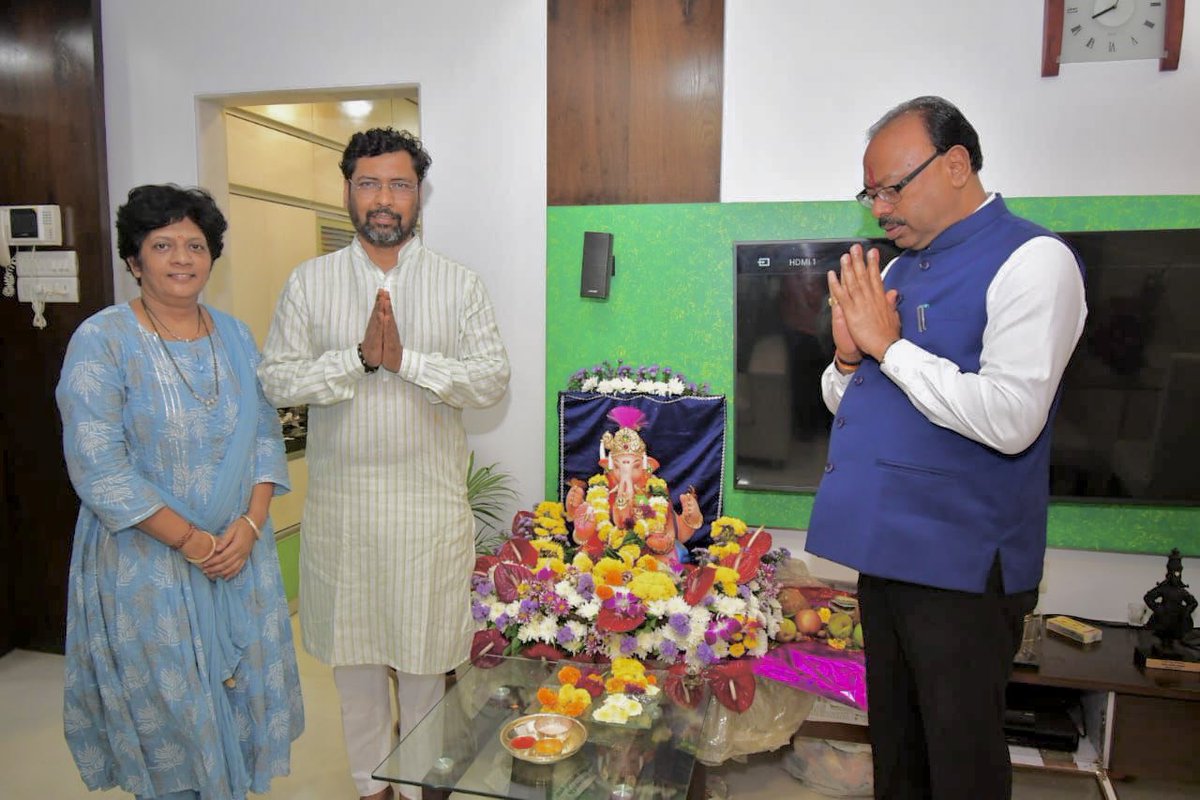 cbawankule's tweet photo. भाजपा प्रदेश मुख्य प्रवक्ता केशव उपाध्ये यांच्या मुंबई येथील निवासस्थानी आज श्री गणरायाचे दर्शन घेतले. @keshavupadhye https://t.co/NFwD32Yx4u