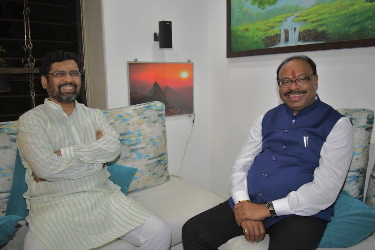 cbawankule's tweet photo. भाजपा प्रदेश मुख्य प्रवक्ता केशव उपाध्ये यांच्या मुंबई येथील निवासस्थानी आज श्री गणरायाचे दर्शन घेतले. @keshavupadhye https://t.co/NFwD32Yx4u