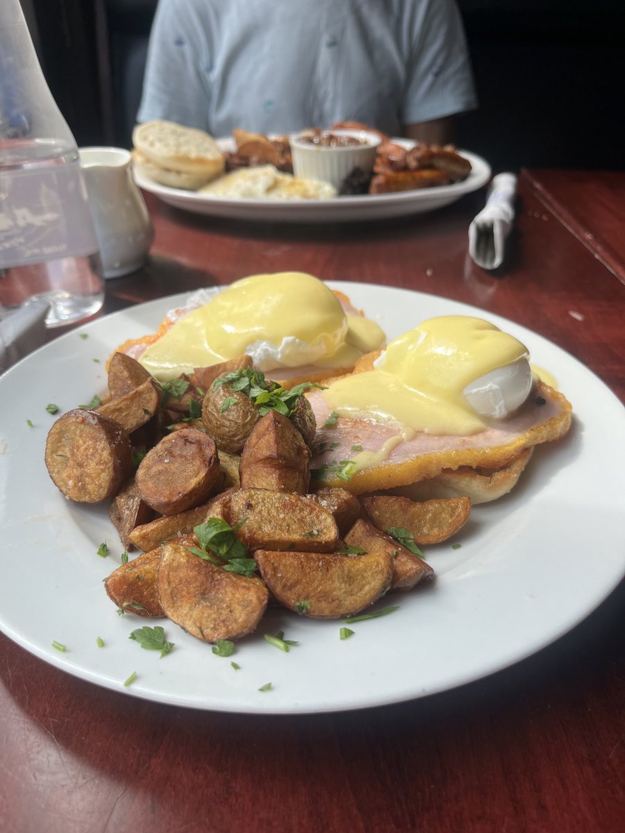 glomahon's tweet photo. Yummy eggs Benny 😋!Great service too ⁦@Yellowbellybrew⁩ 👏👏 https://t.co/qcsp6RgrnG