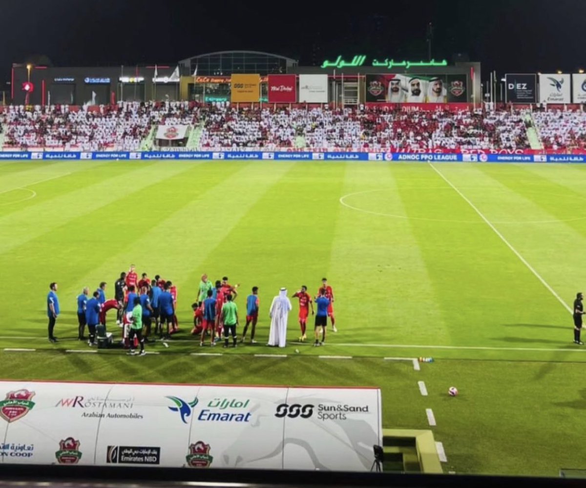 هذا الجمهور رئيس ناديهم حاكم دبي👌

هذا الجمهور تاج راس كل من يريد ان يقلل منه! 

هذا الجمهور يملك تاريخ و بطولات لن تصلوا إليها مهما كلف الأمر!

هذا الجمهور بأختصار شايف خير ومب من حديثي النعمه😉

دبي حمراء و ستبقى للأبد🔴

#شباب_الاهلي