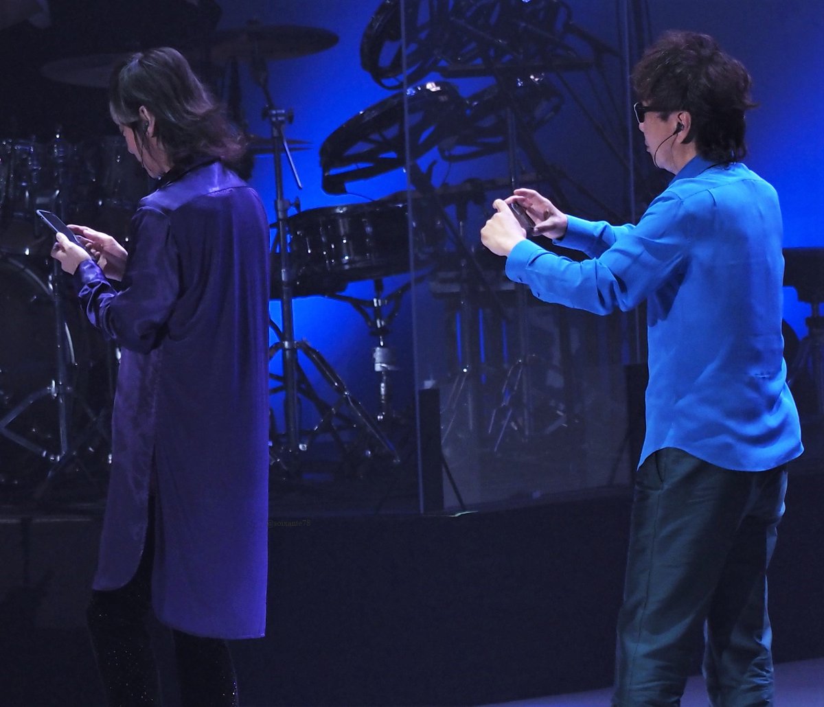 soixante78's tweet photo. ウツが上手く撮れなくて首をひねっている姿を、木根さんが後ろから狙ってる…ように見えたのですが👀（フォルダ見返して気づいたので、本当の所どうだったのかな🙄
#FANKSintelligenceDays9
#TMNETWORK https://t.co/O8ndQPgaFT