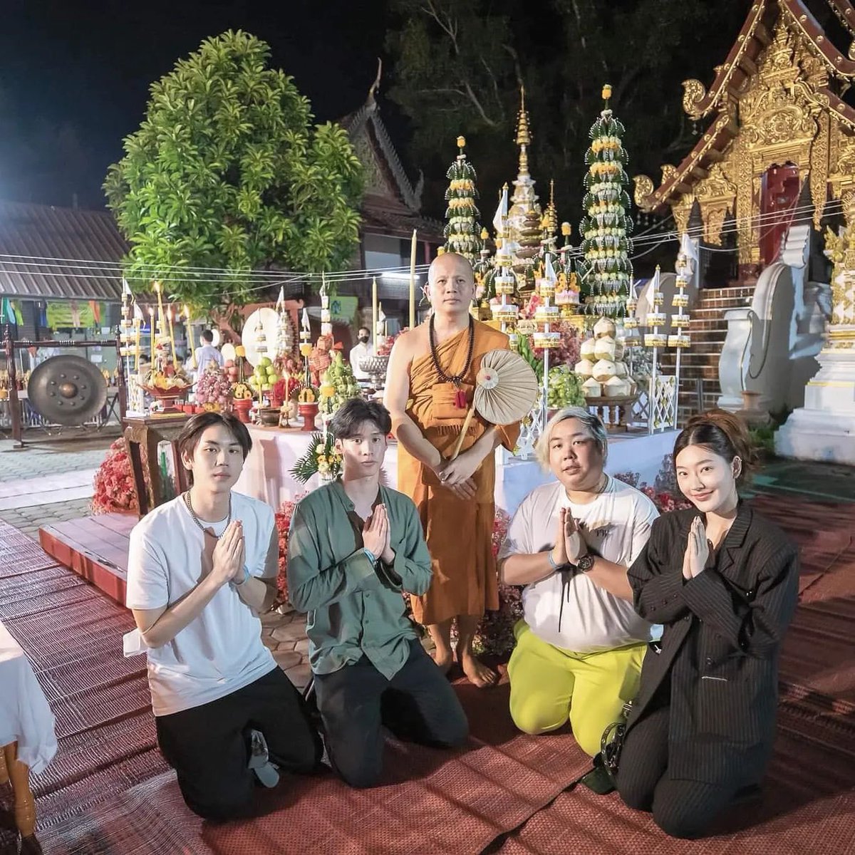 BounPrem_TH_OFC's tweet photo. [04.09.2022] IG updated : watpadad 

โยมปาตี้ พร้อมนักแสดงในสังกัด เข้ากราบนมัสการพระอาจารย์พยุงศักดิ์..ร่วมพิธี-ครอบศรีษะบรมครู พระภรตมุนี(พ่อแก่) พระพิฆเณศ,พระพิราพ ณ วัดป่าแดด ปลุกเสกองค์พระพิฆเณศ- พระปิดตา รุ่นมหาโชค เเผ่นยันต์นางกวัก พร้อมจุดเทียนชัยมหามงคล

#prem_space https://t.co/ElPv6ON1la