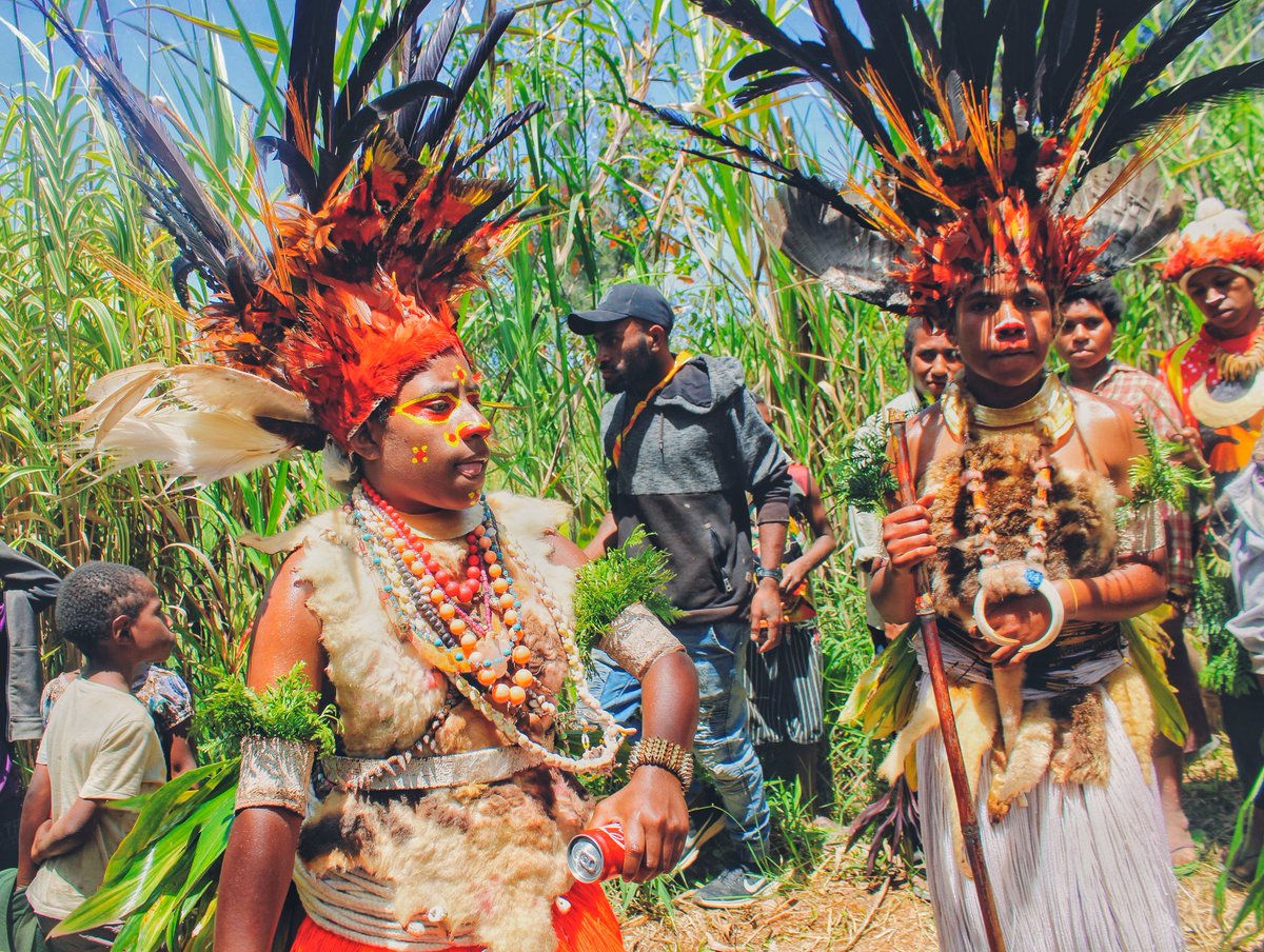 AluAlfi's tweet photo. A wise man once said-Do not  forget your origin and culture, it makes you unique and special ❤️
#Nolyen Kagl  in Jiwaka Traditional attire🔥
 📷@LibranCandid https://t.co/KFPz54Uf5w