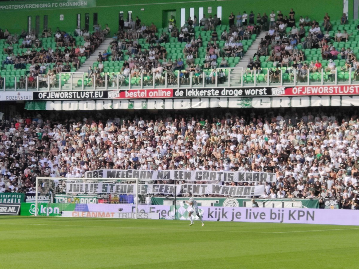 VoetbalUltras's tweet photo. Groningen - Vitesse
"Pas meegaan na een gratis kaart, jullie steun is geen cent waard!" #grovit https://t.co/IvAUfJZrgD