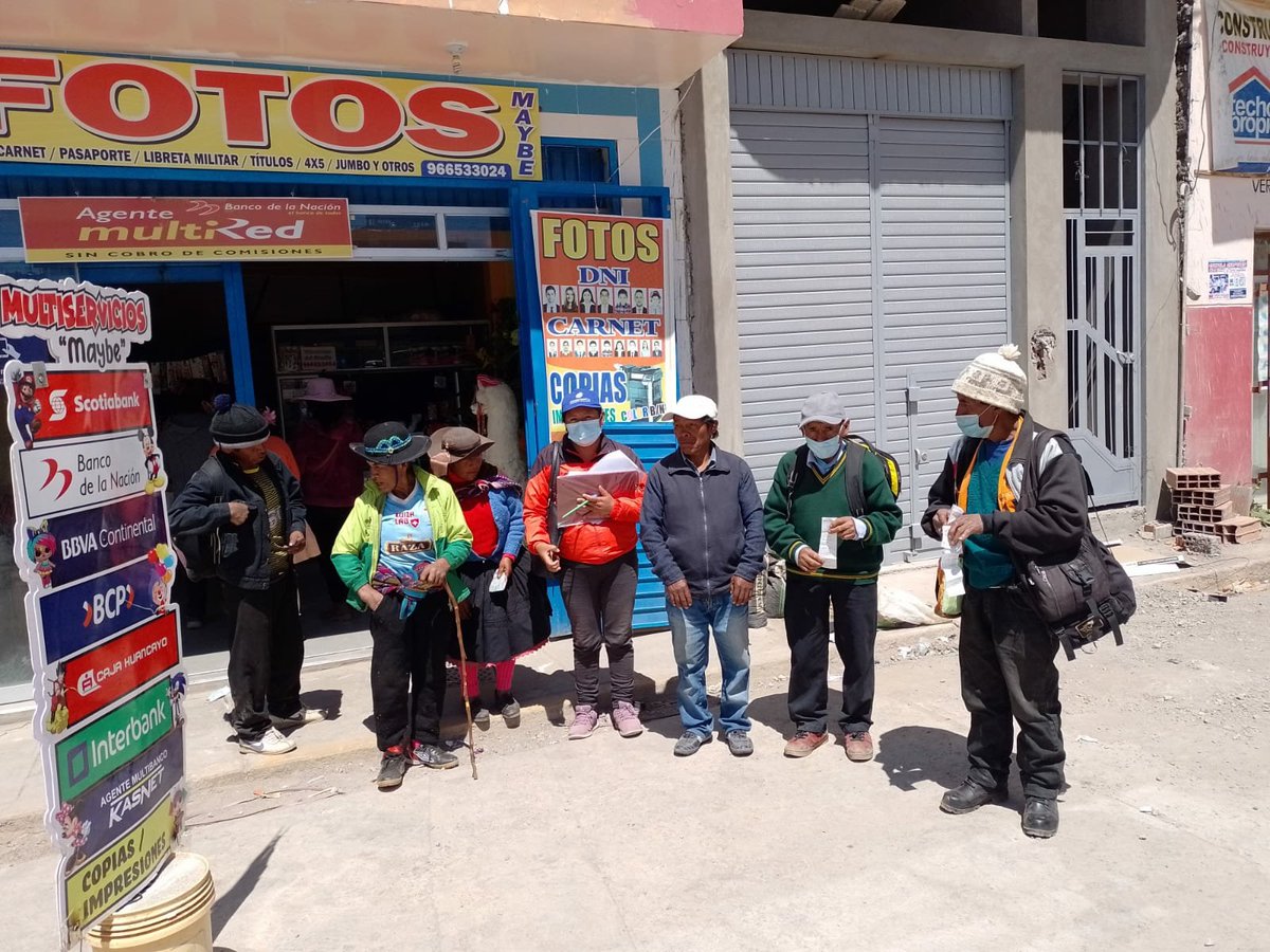 Midis_CONTIGO's tweet photo. #Huancavelica | ✅ Usuarias y usuarios del distrito de #Andabamba son asistidos por la facilitadora social del Piloto #AprendoContigo en el proceso de cobro de su pensión, correspondiente al cuarto bimestre, en la red de agencias y agentes autorizados del Banco de la Nación. 👏 https://t.co/VYpXSYvBUm