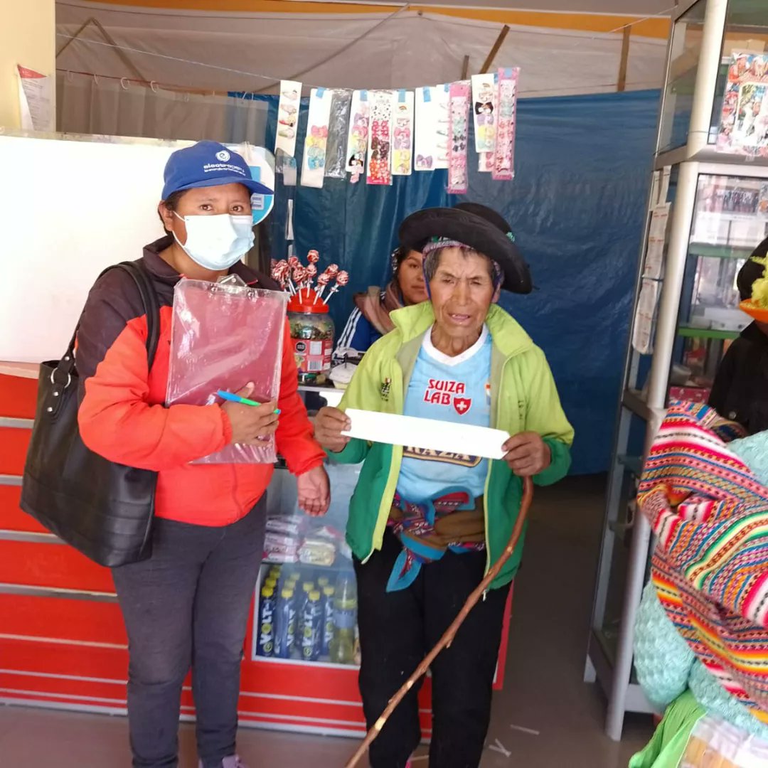 Midis_CONTIGO's tweet photo. #Huancavelica | ✅ Usuarias y usuarios del distrito de #Andabamba son asistidos por la facilitadora social del Piloto #AprendoContigo en el proceso de cobro de su pensión, correspondiente al cuarto bimestre, en la red de agencias y agentes autorizados del Banco de la Nación. 👏 https://t.co/VYpXSYvBUm